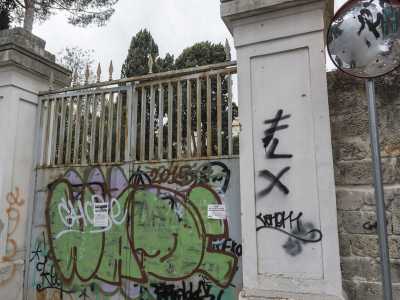 Sulla destra costeggiamo il muro perimetrale del comunit� educativa per minori �Annibale di Francia� (ex Villa Grassi) e poco pi� avanti sempre sulla destra ci imbattiamo in un portale grigio in ferro posto tra due pilastri in pietra e colorato in malo modo da alcuni writers